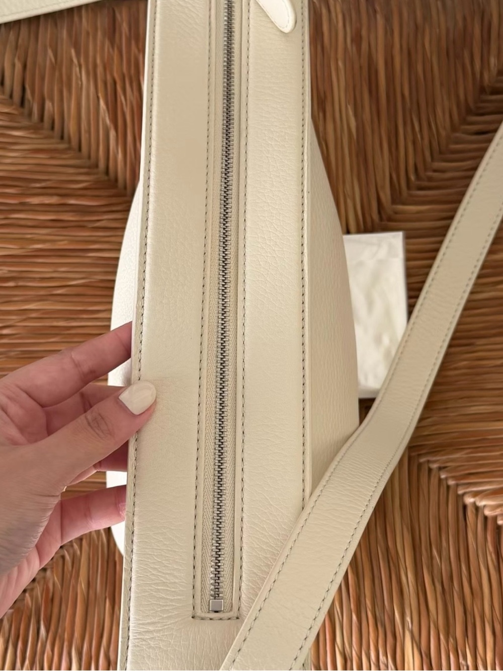 Auth The Row Slouchy Banana Bag Small Cream Leather Crossbody Bag - Picture 8 of 11